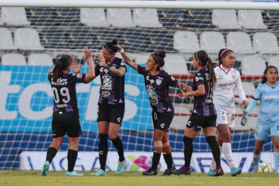 Charlyn Corral festejando con sus compañeras