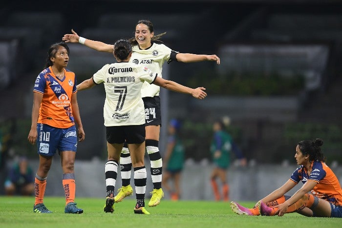 Camberos festeja uno de los goles azulcremas