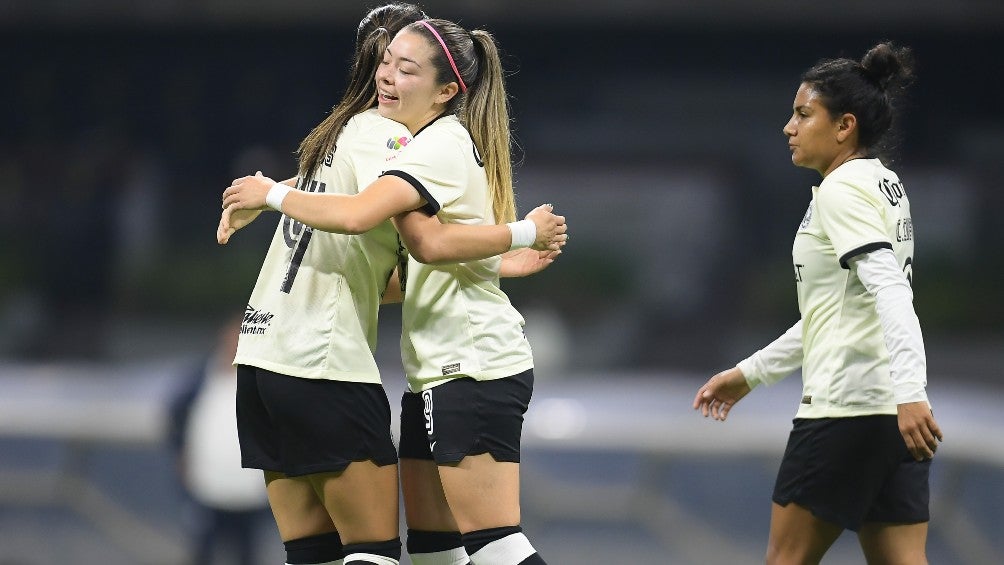 Jugadoras de América festejan un gol en el Azteca