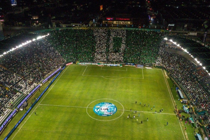 Homenaje a Montes en las tribunas del Estadio León