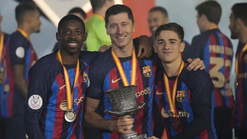 Gavi celebra la Supercopa con Lewandowski y Dembélé