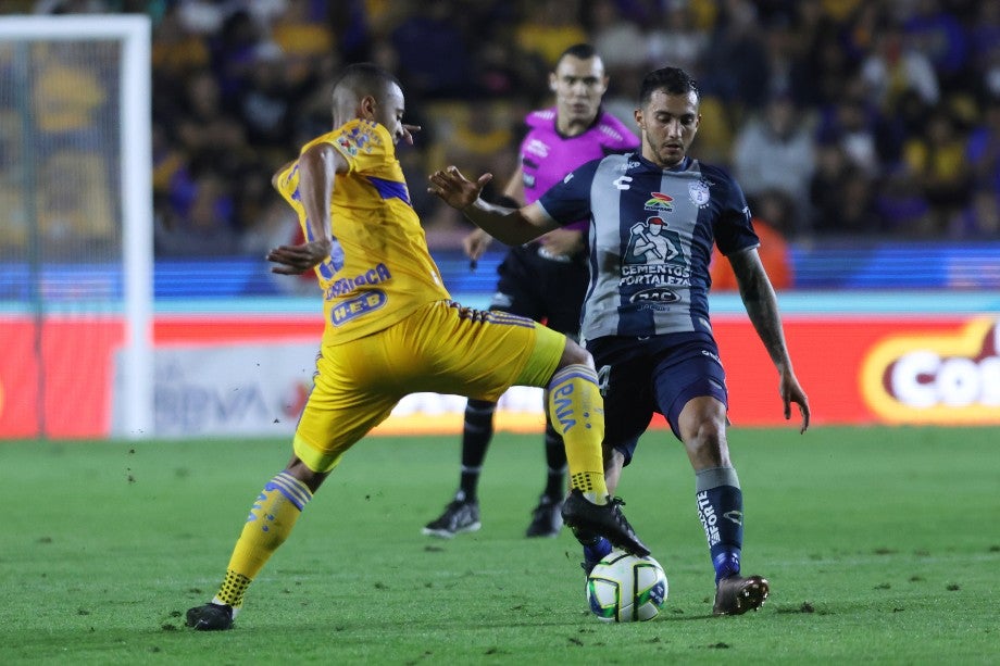 Luis Chávez en partido contra Tigres