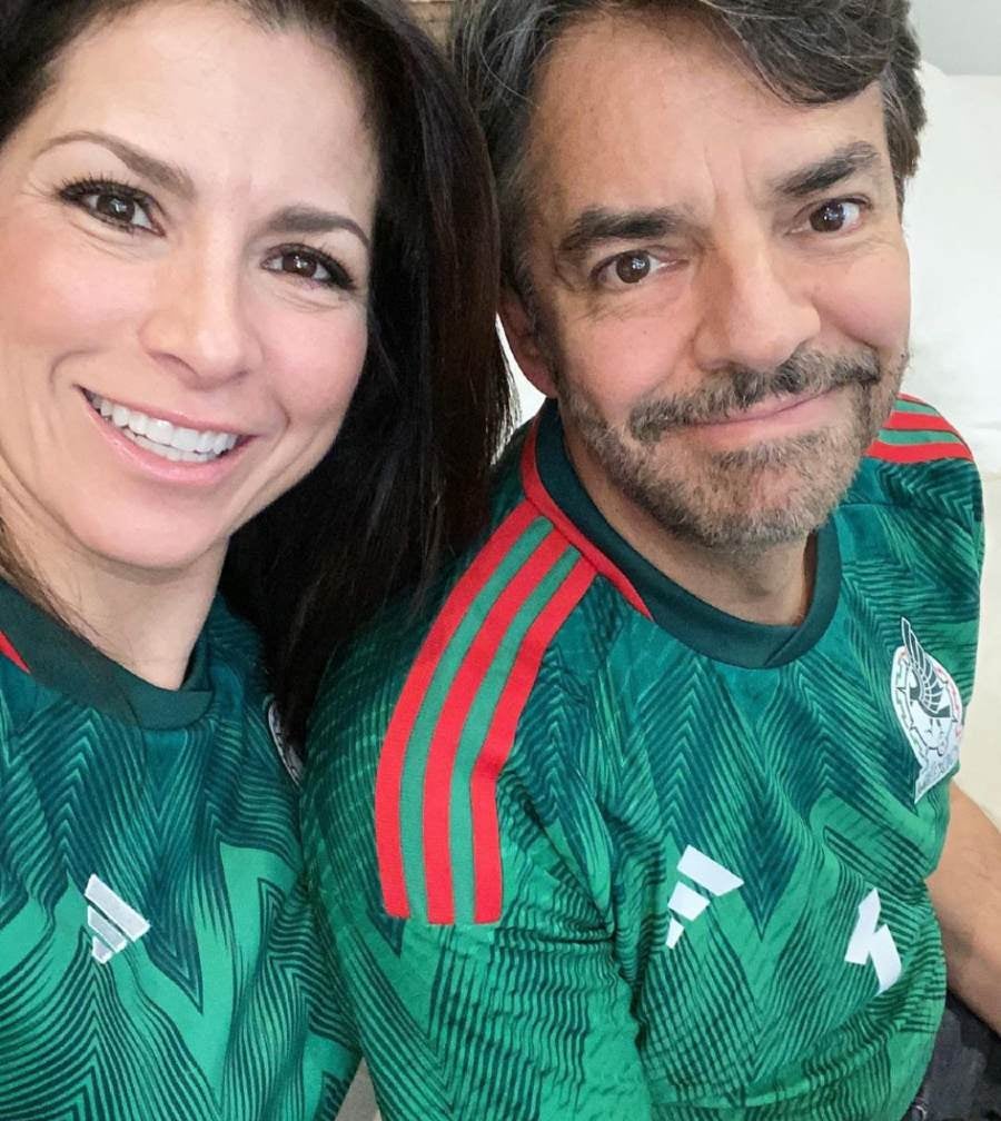 Alessandra Rosaldo y Eugenio Derbez con la playera de México