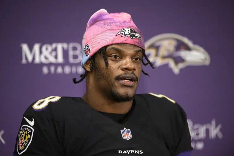 Lamar Jackson habla con los medios en una conferencia de prensa