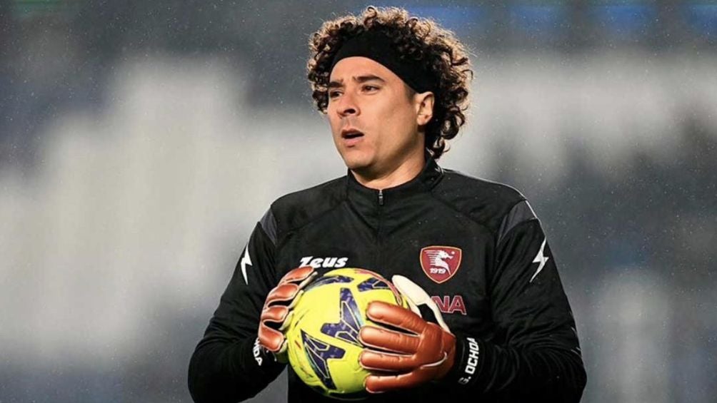 Guillermo Ochoa en un calentamiento con Salernitana