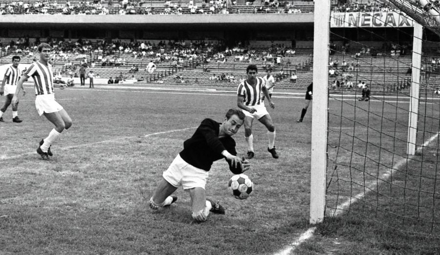 El Piolín Mota en juego con Necaxa