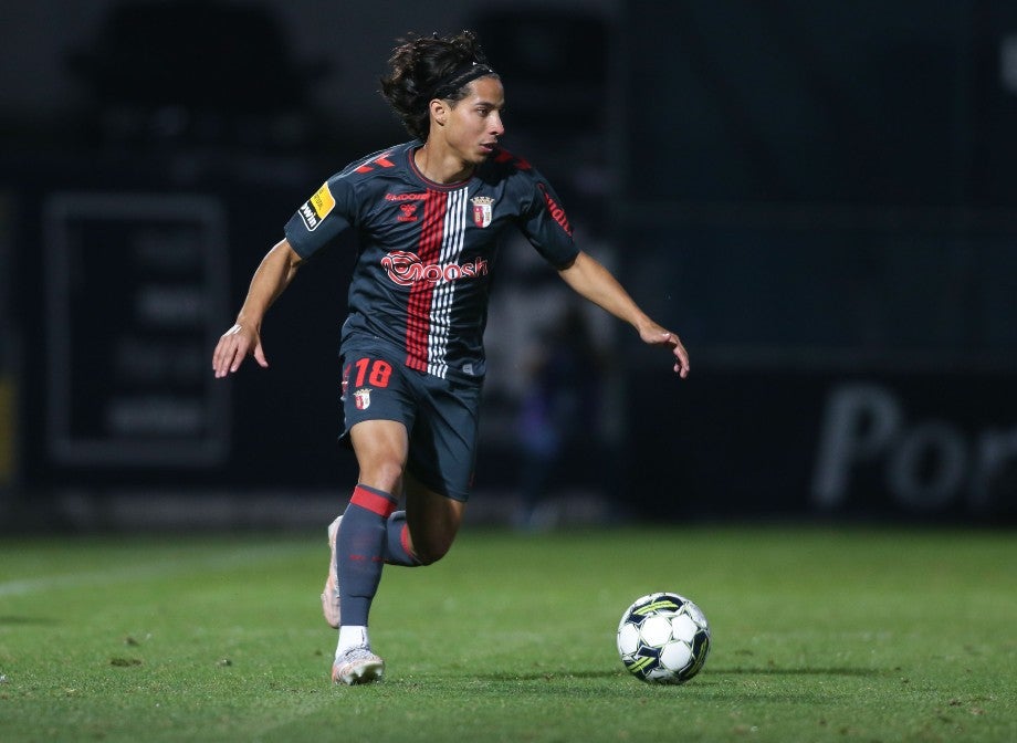 Diego Lainez en partido con el Braga