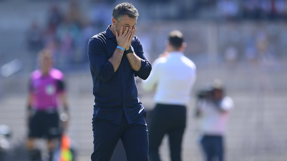 Rafa Puente en un partido de Pumas