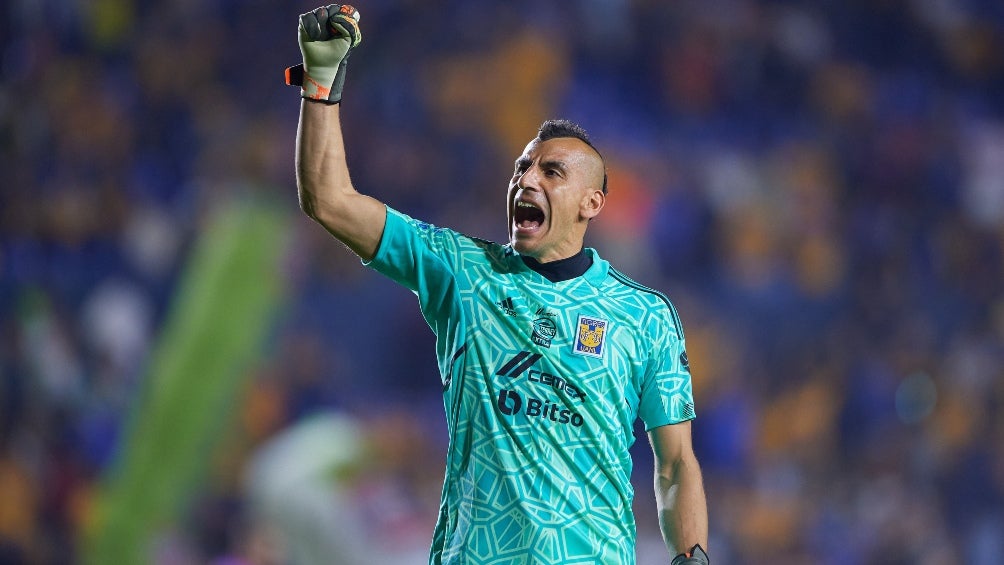 Patón Guzmán en un partido de Tigres