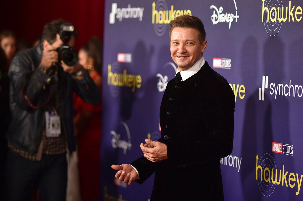 Jeremy Renner en una alfombra roja