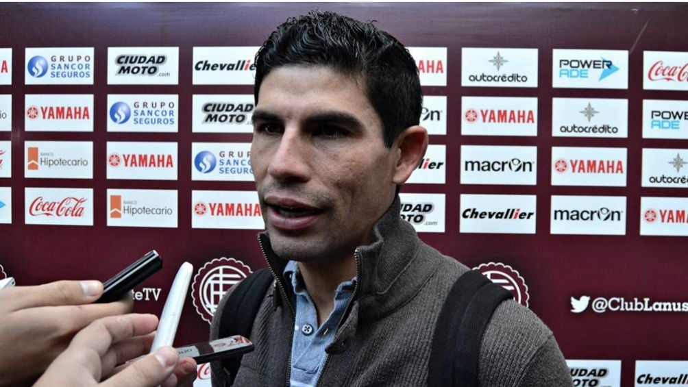 Magallón en su presentación con Lanús