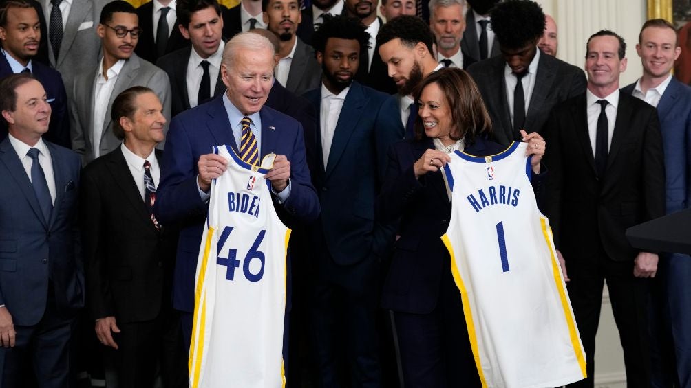 Joe Biden y Kamala Harris recibieron un jersey muy especial