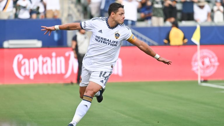 Javier Hernández en festejo de gol 