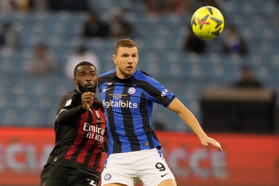 Dzeko luchando por el balón 