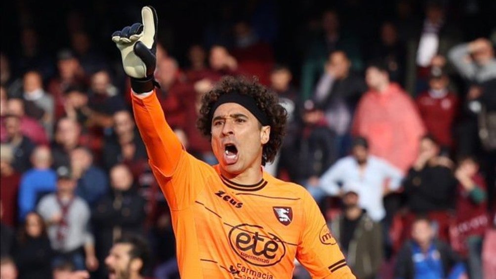 Memo Ochoa con el Salernitana