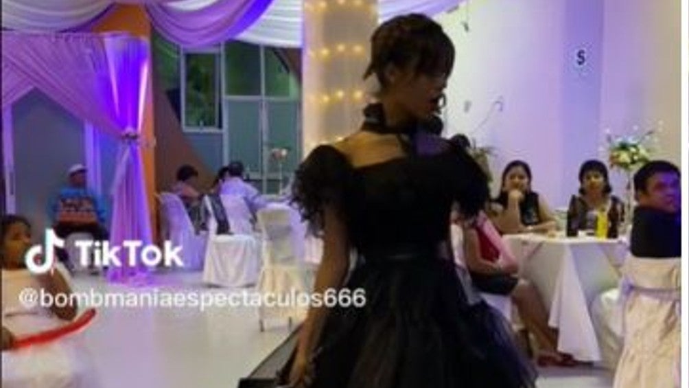 Quinceañera baila como 'Wednesday' y se hace viral en redes sociales