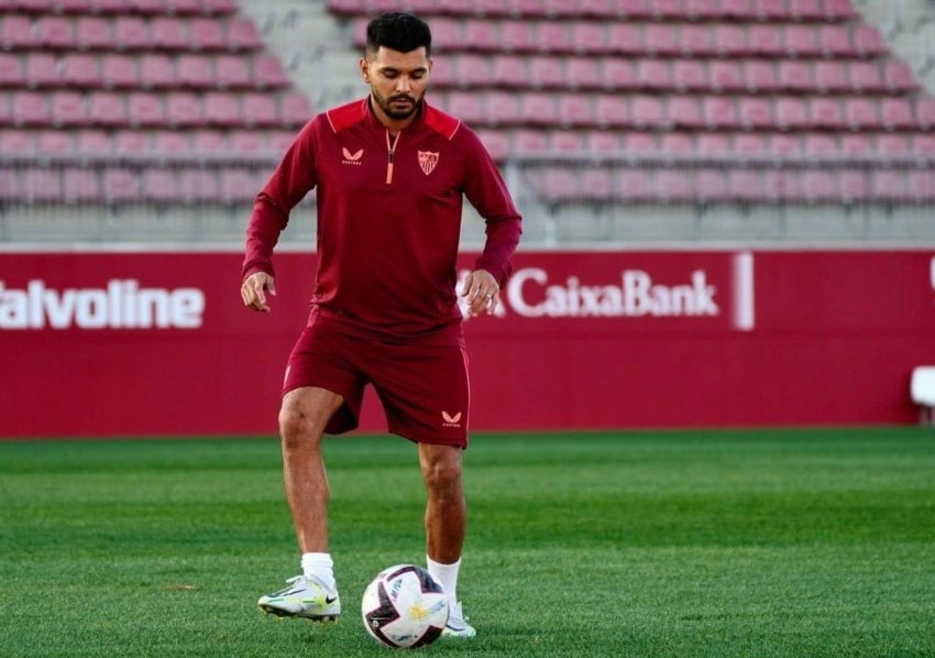 Tecatito en entrenamiento con Sevilla