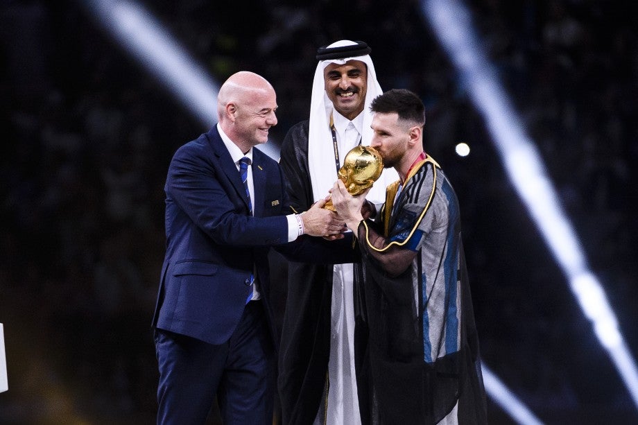 Lionel Messi recibe la Copa del Mundo