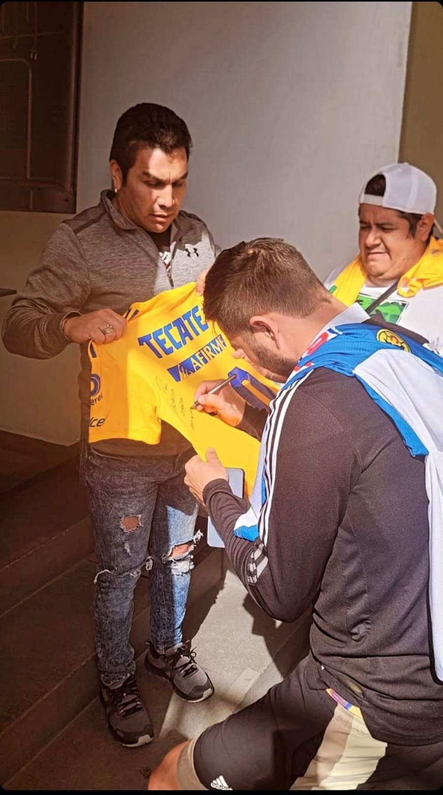 Gignac firmando jersey