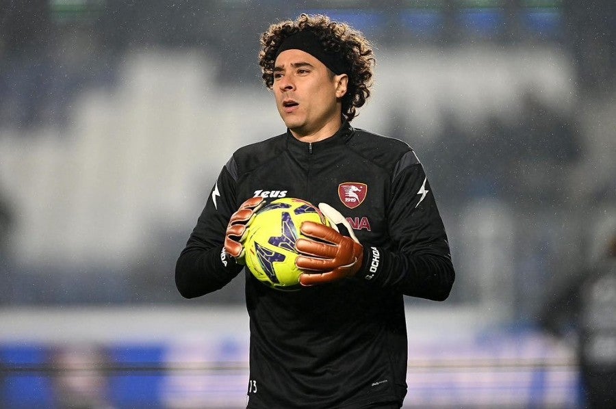 Guillermo Ochoa en calentenmaniento