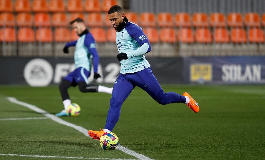 Depay con el uniforme de entrenamiento del equipo colchonero