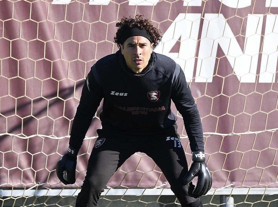 Guillermo Ochoa en entrenamiento con Salernitana