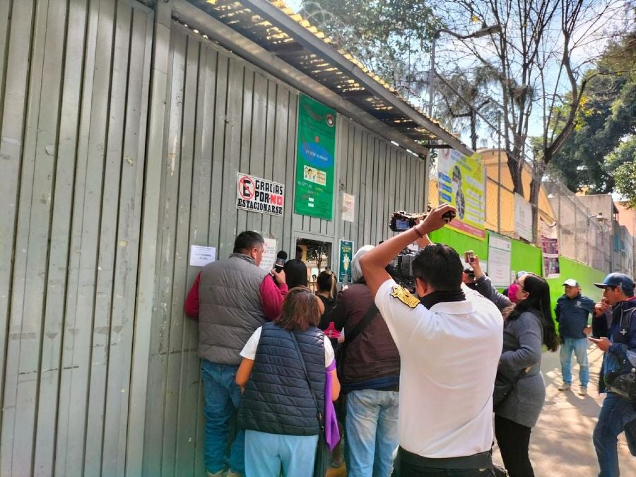 Padres de familia ingresando al colegio