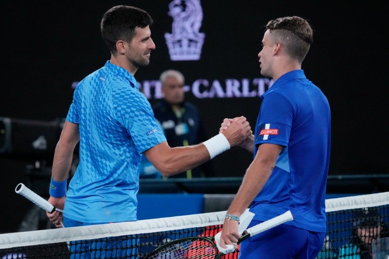 Enzo Couacaud y Novak Djokovic