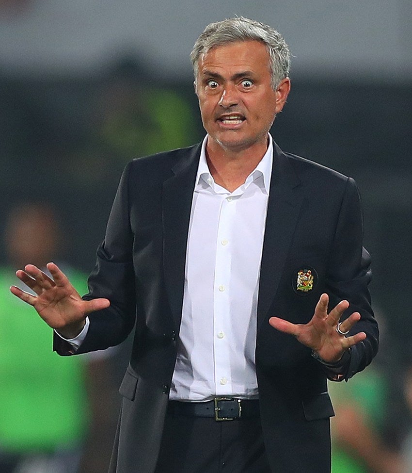 Mourinho dirigiendo un partido