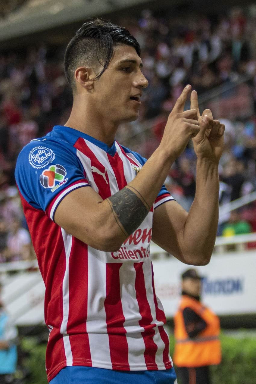 Alan Pulido en celebración de gol con Chivas