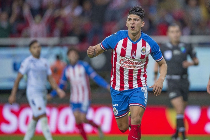 Alan Pulido en celebración de gol con Chivas