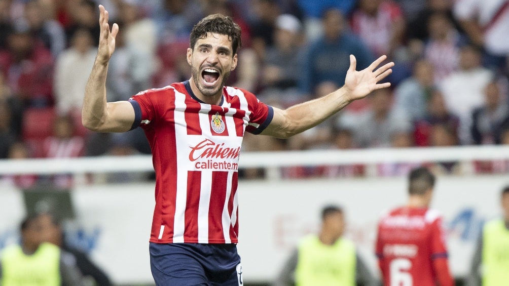 Pollo Briseño en partido de Chivas