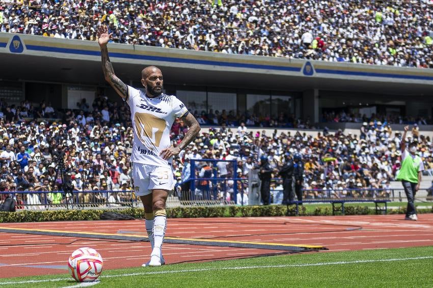 Dani Alves en un partido con Pumas