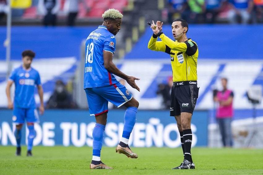 Estrada en un partido de Cruz Azul