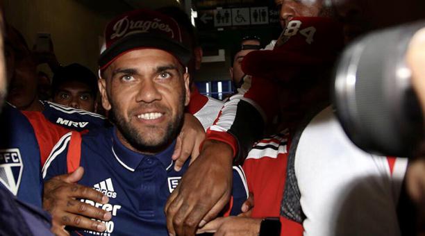 Dani Alves entre la multitud