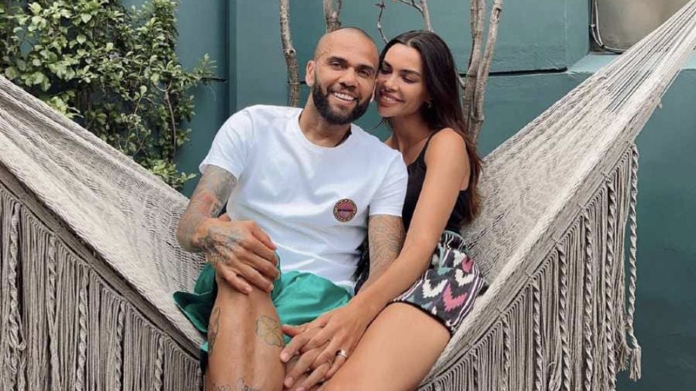 Alves junto a su esposa