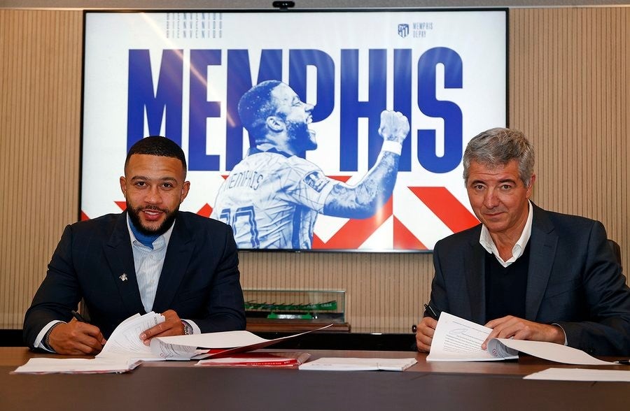 Depay firmando su contrato