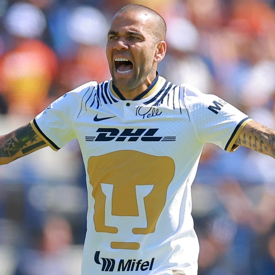 Dani Alves en partido con Pumas