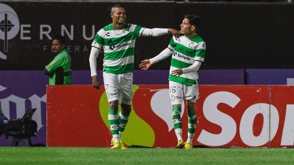 Preciado celebra uno de los tantos de Santos Laguna