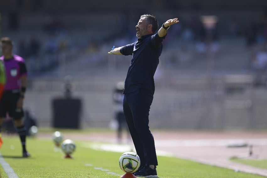 Rafa Puente en un partido de Pumas