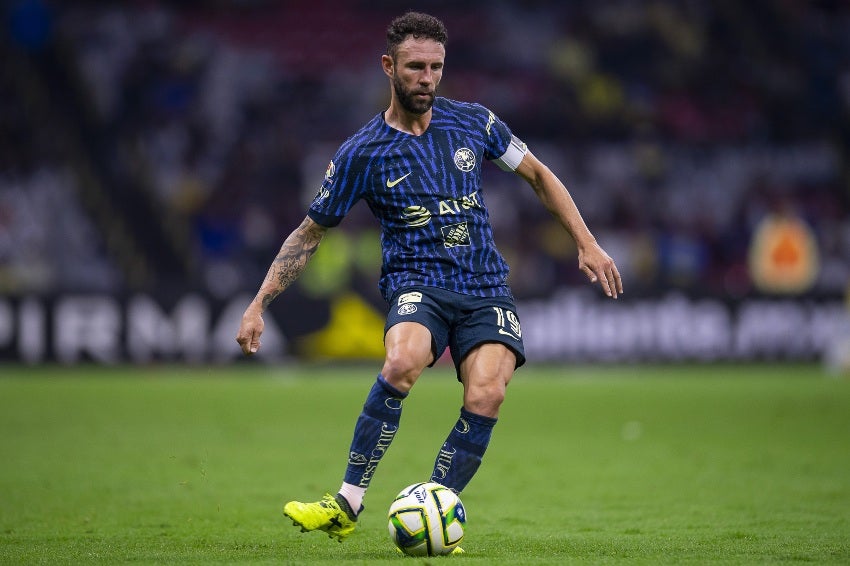 Layún en un partido del América