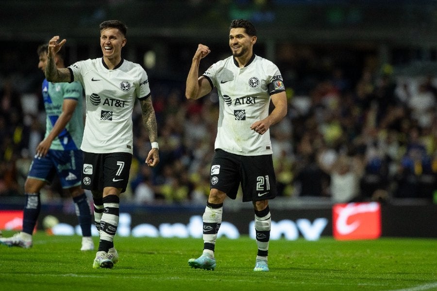 Henry Martín celebrando su gol