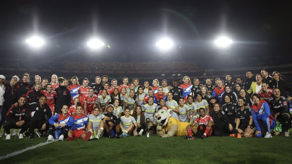 Las Amazonas en la foto del recuerdo con las jugadoras del Bayern Múnich