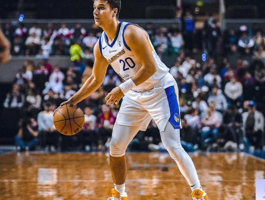 Jugador de los Warriors en la Arena México 