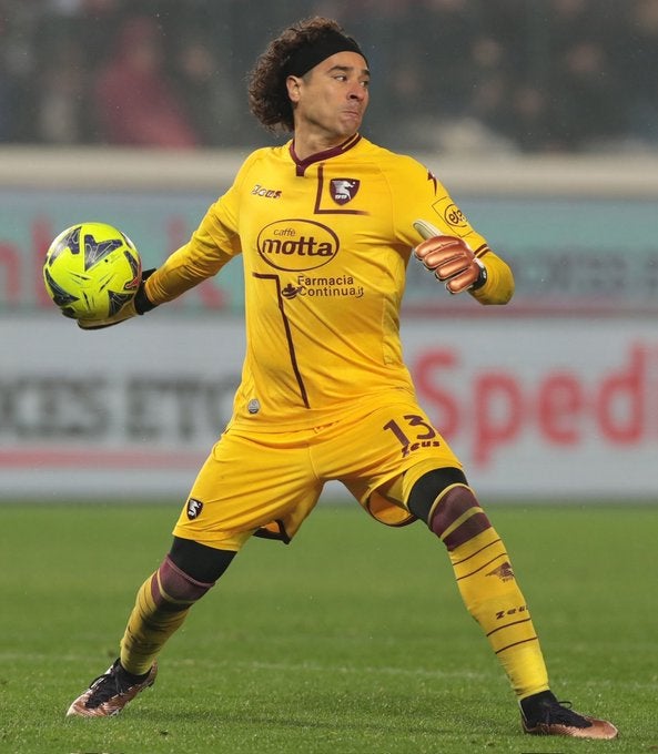 Memo Ochoa con el Salernitana