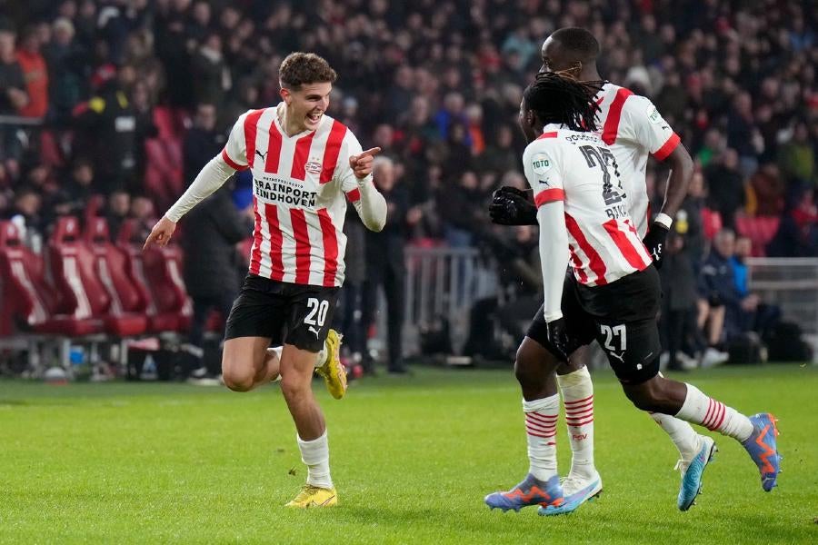 Jugadores de PSV celebrando gol