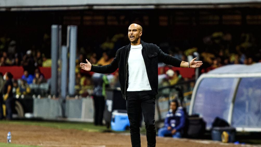 Eduardo Arce en la cancha del Estadio Azteca 