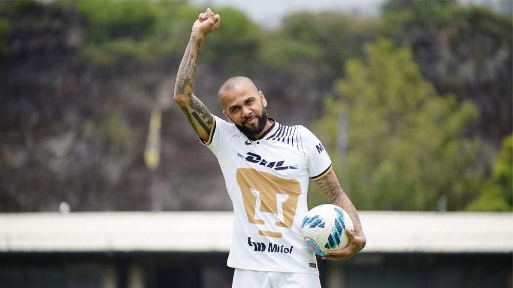 Alves durante su presentación con los Pumas