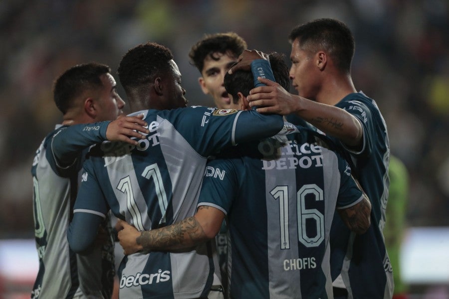 Los jugadores de los Tuzos celebrando la victoria