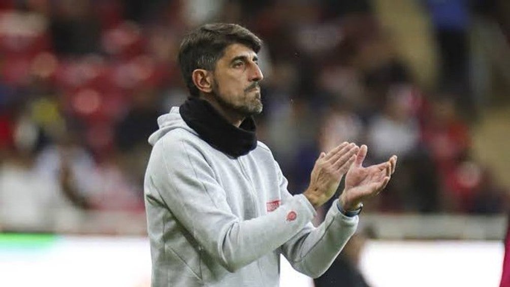 Veljko Paunović dirigiendo a Chivas